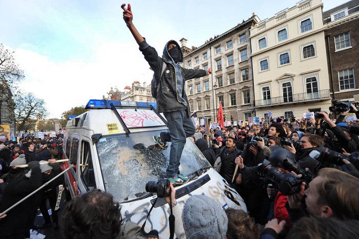 Студенческие беспорядки в Лондоне продолжаются Студенческие беспорядки в Лондоне продолжаются