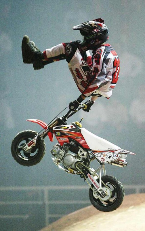 Головокружительные мототрюки Головокружительные мототрюки