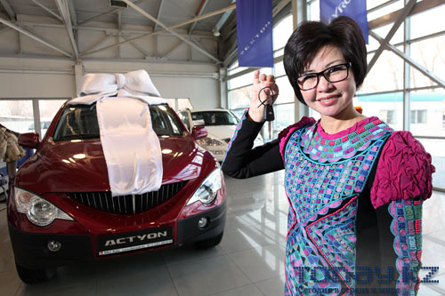 Розе Рымбаевой подарили внедорожник, сделанный в Казахстане Розе Рымбаевой подарили внедорожник, сделанный в Казахстане