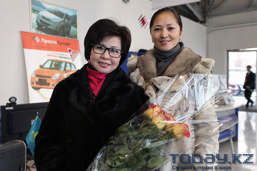 Розе Рымбаевой подарили внедорожник, сделанный в Казахстане Розе Рымбаевой подарили внедорожник, сделанный в Казахстане