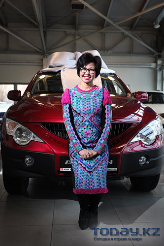 Розе Рымбаевой подарили внедорожник, сделанный в Казахстане Розе Рымбаевой подарили внедорожник, сделанный в Казахстане