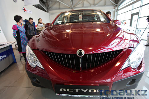 Розе Рымбаевой подарили внедорожник, сделанный в Казахстане Розе Рымбаевой подарили внедорожник, сделанный в Казахстане