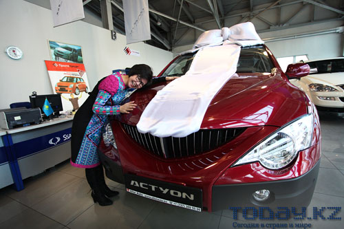 Розе Рымбаевой подарили внедорожник, сделанный в Казахстане Розе Рымбаевой подарили внедорожник, сделанный в Казахстане