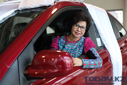 Розе Рымбаевой подарили внедорожник, сделанный в Казахстане Розе Рымбаевой подарили внедорожник, сделанный в Казахстане