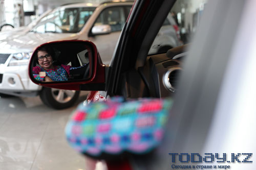 Розе Рымбаевой подарили внедорожник, сделанный в Казахстане Розе Рымбаевой подарили внедорожник, сделанный в Казахстане