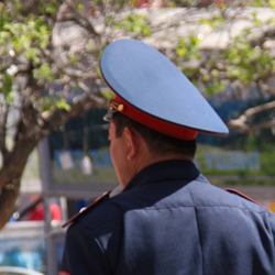 Полицейский закрыл собой девушку от выстрела преступника Полицейский закрыл собой девушку от выстрела преступника