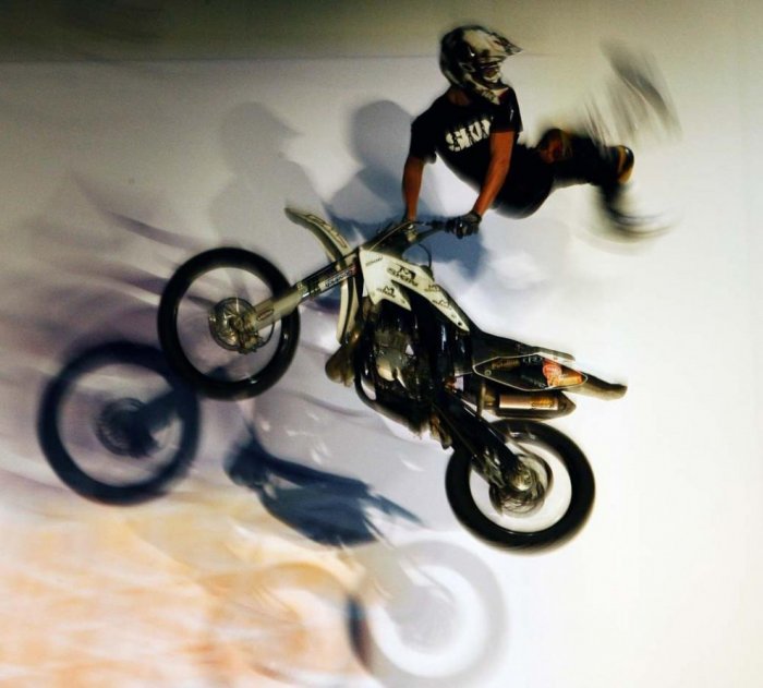 Головокружительные мототрюки Головокружительные мототрюки