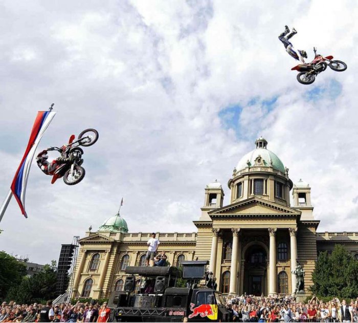 Головокружительные мототрюки Головокружительные мототрюки