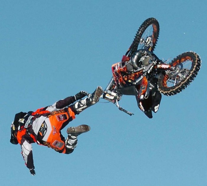 Головокружительные мототрюки Головокружительные мототрюки