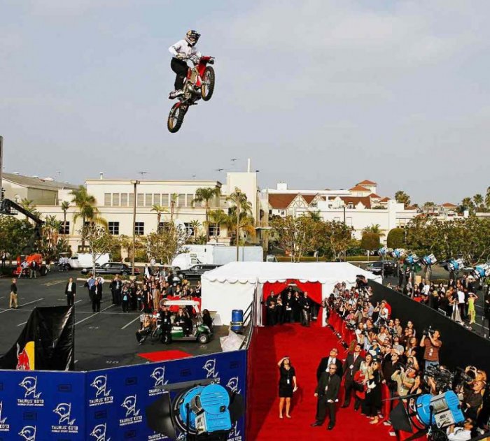 Головокружительные мототрюки Головокружительные мототрюки